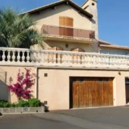 Elegant A Avec Balcon Et Jardin *