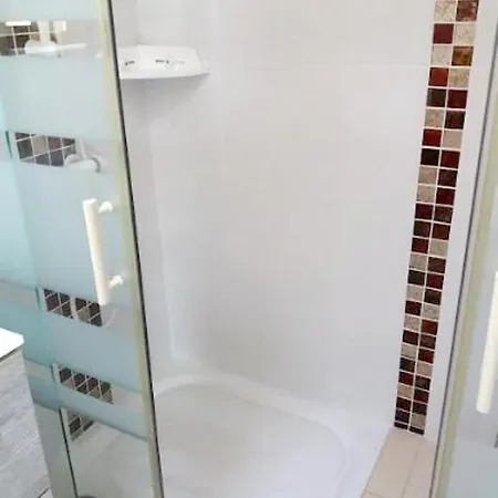 Elegant A Avec Balcon Et Jardin Apartament Vias