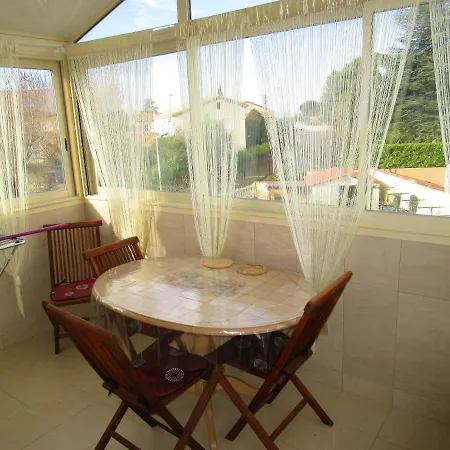 Elegant A Avec Balcon Et Jardin Apartamento Vias