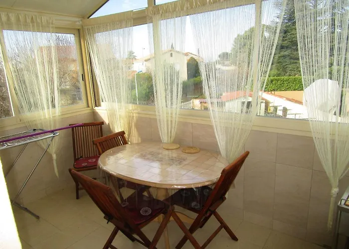 Elegant A Avec Balcon Et Jardin Apartment Vias